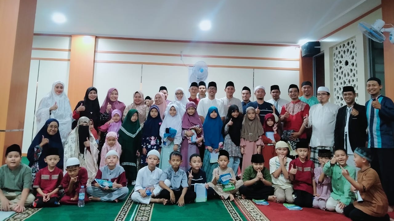 Siswa SDIT AlHasanah 1 Shalat Tarawih Di Masjid Husainah Hasan 3