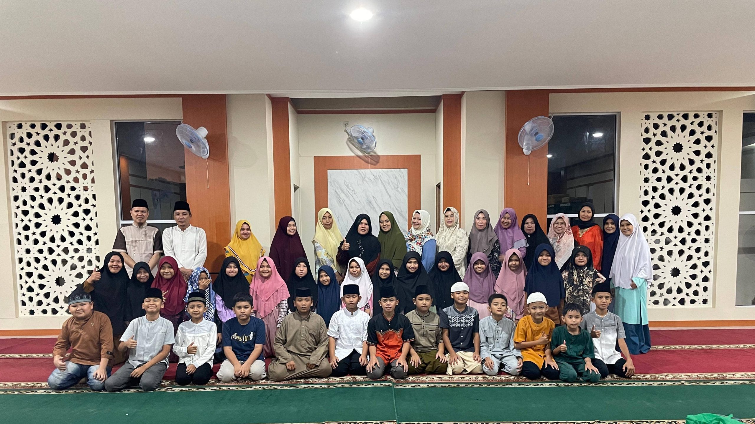 Siswa SDIT AlHasanah 1 Shalat Tarawih Di Masjid Husainah Hasan Scaled 1